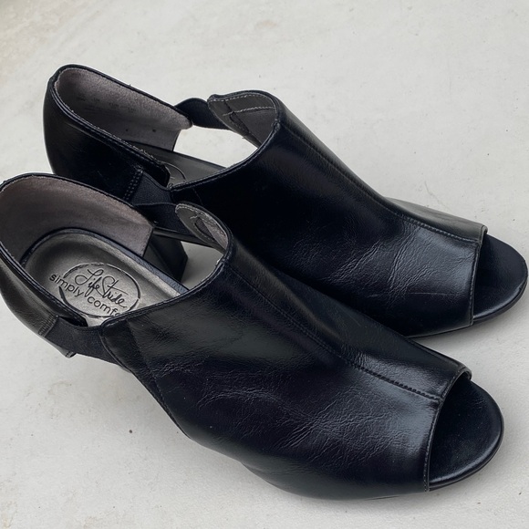 Black Faux Leather Chunky 9W Heels - Picture 1 of 10